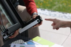 Bloquer le verre avec la cale de vitrage adaptée
