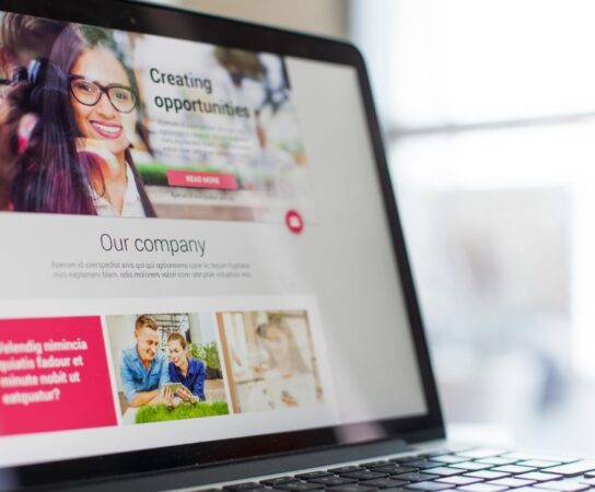 Devis en ligne pour site internet : pourquoi l’analyse de la concurrence est incluse ?