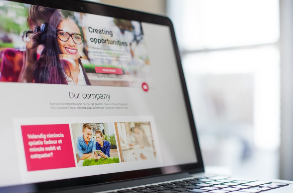 Devis en ligne pour site internet : pourquoi l’analyse de la concurrence est incluse ?