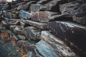 Comment éviter le ravinement de la terre entre les blocs d&rsquo;enrochement?