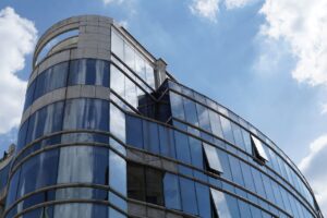 L&rsquo;isolation thermique et acoustique exceptionnelle d&rsquo;une façade rideau moderne