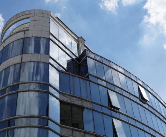 L&rsquo;isolation thermique et acoustique exceptionnelle d&rsquo;une façade rideau moderne