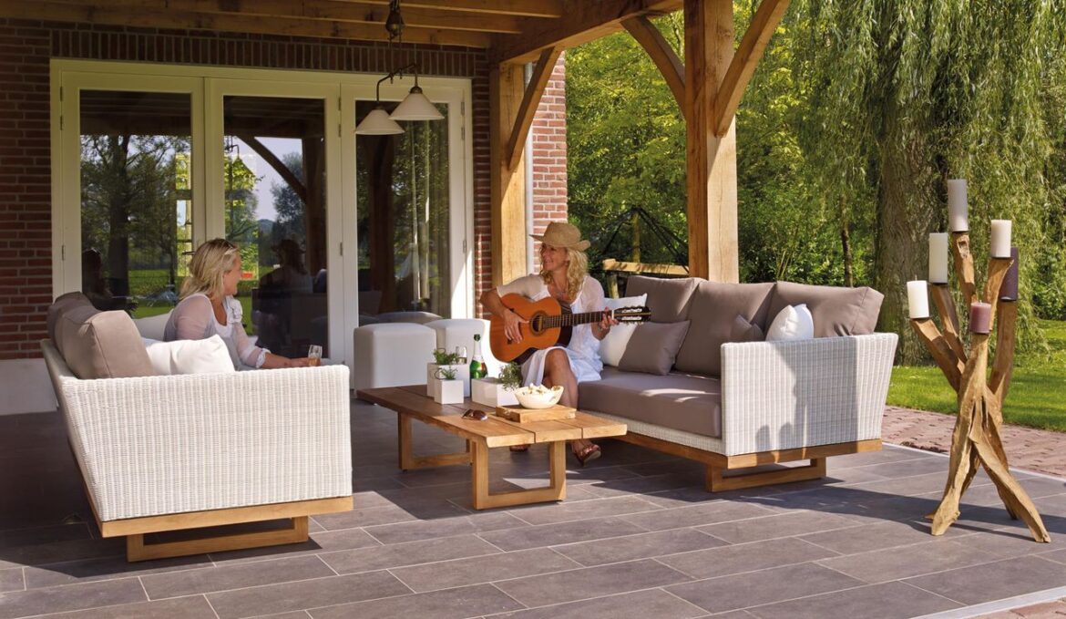 Comment associer le mobilier de salon de jardin avec le design de sa pergola?