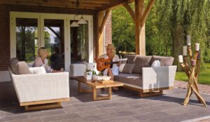 Comment associer le mobilier de salon de jardin avec le design de sa pergola?