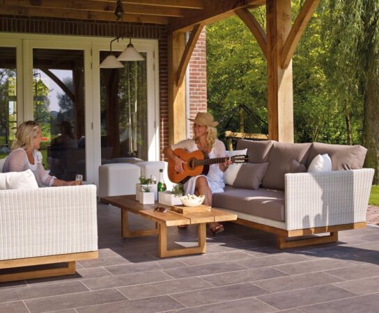Comment associer le mobilier de salon de jardin avec le design de sa pergola?