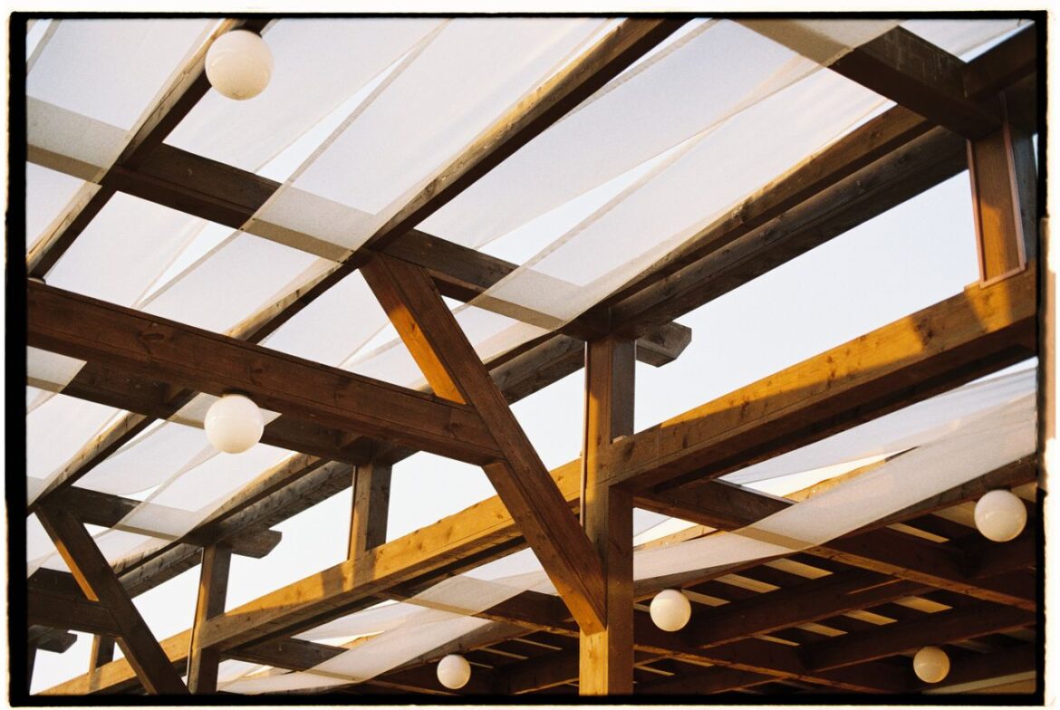 Comment végétaliser une pergola en bois avec des plantes grimpantes parfumées?