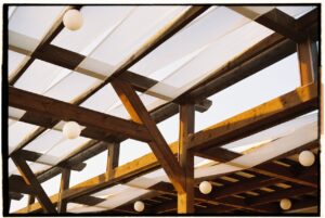 Comment végétaliser une pergola en bois avec des plantes grimpantes parfumées?