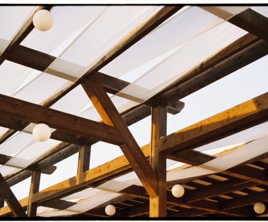 Comment végétaliser une pergola en bois avec des plantes grimpantes parfumées?