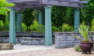 Pergola en bois lamellé-collé : la chaleur naturelle pour habiller votre façade