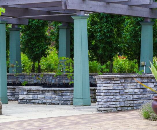 Pergola en bois lamellé-collé : la chaleur naturelle pour habiller votre façade