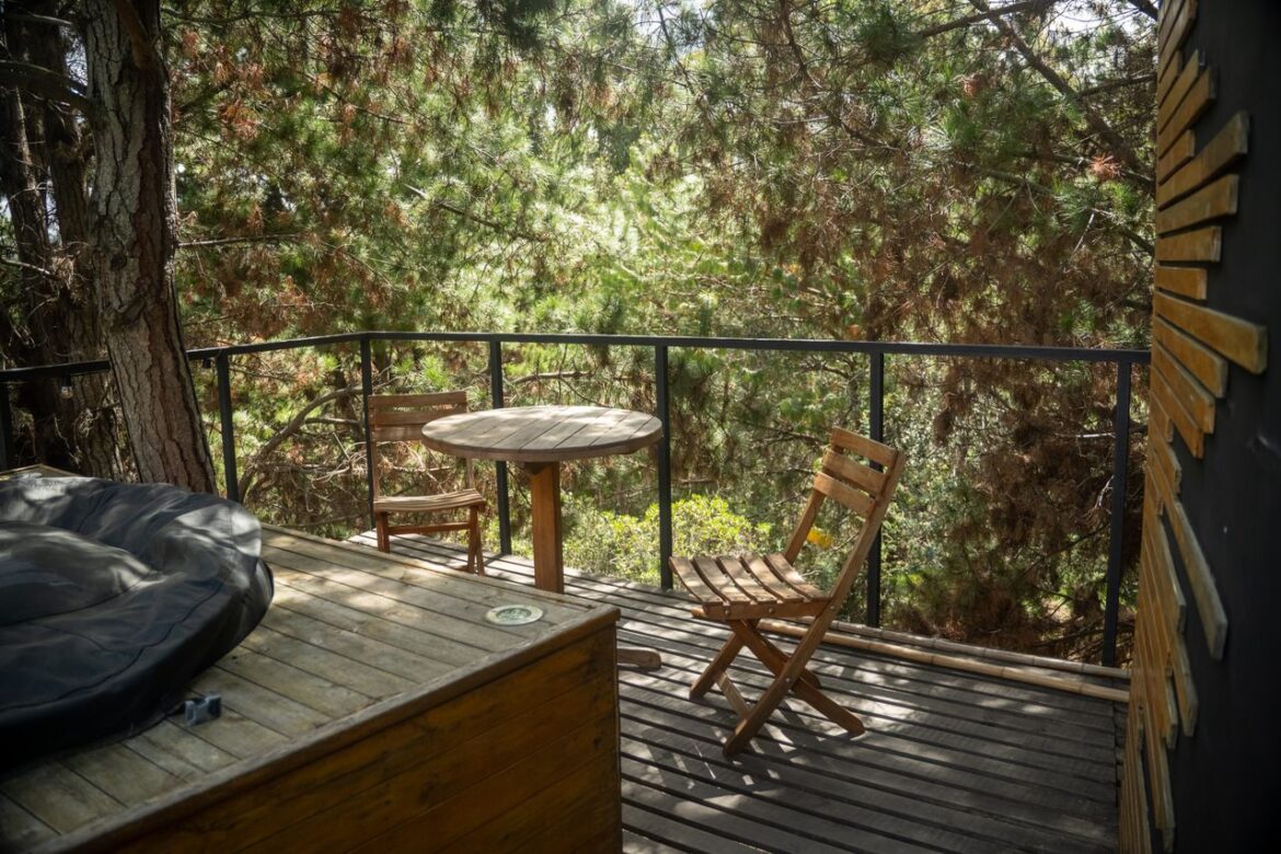 Terrasse en bois rainurée ou lisse : quel profil de lame choisir pour vos pieds nus?