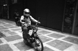 Cyclomoteur à boîte de vitesses manuelle : apprendre à passer les rapports
