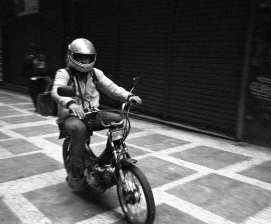 Cyclomoteur à boîte de vitesses manuelle : apprendre à passer les rapports