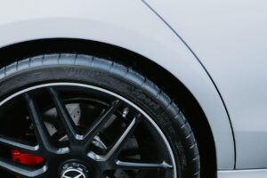 Voiture électrique : comment limiter l&rsquo;usure des pneus au démarrage?
