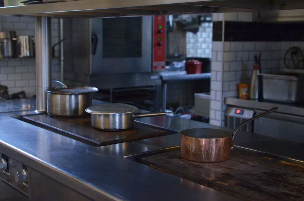 Comptoir passe-plat entre la cuisine et la salle à manger : fluidifier les services