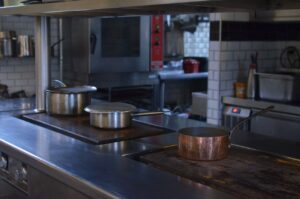 Comptoir passe-plat entre la cuisine et la salle à manger : fluidifier les services